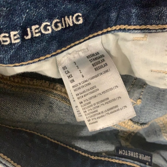 Distressed Hi-Rise Jegging - Picture 3 of 3